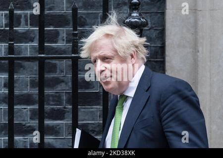 LONDON, GROSSBRITANNIEN – 22. FEBRUAR 2022: Der britische Premierminister Boris Johnson verlässt die Downing Street 10 in Richtung Unterhaus, um die Wirtschaftssanktionen gegen Russland festzulegen, als Reaktion auf Präsident Wladimir Putin, der nach der Anerkennung der selbsternannten separatistischen Republiken Luhansk und Donezk am 22. Februar 2022 in London, England, Truppen in die Ostukraine ordnete (Foto von Wiktor Szymanowicz/NurPhoto) Stockfoto