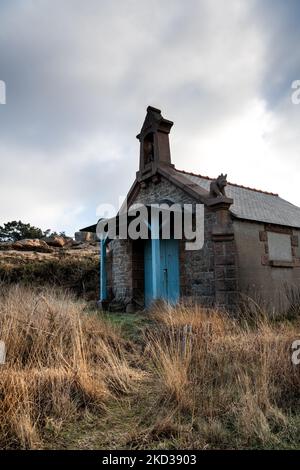 Frankreich, Ploumenach, 2022-01-13. Die Kapelle des Teufels an der rosafarbenen Granitküste in der Bretagne. Foto von Alexander BEE / Hans Lucas. Frankreich, Plou Stockfoto
