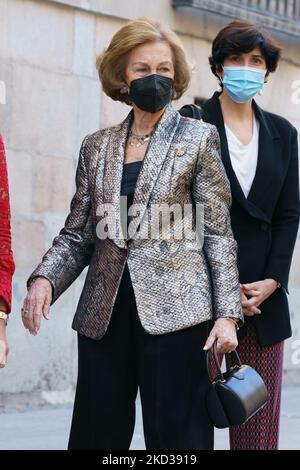 Königin Sofia posiert anlässlich ihrer Ankunft bei der Verleihung der „Ibero-American Patronage Awards 2022“ mit Mitgliedern der Callia Foundation am 22. Februar 2022 in Madrid, Spanien. (Foto von Oscar Gonzalez/NurPhoto) Stockfoto