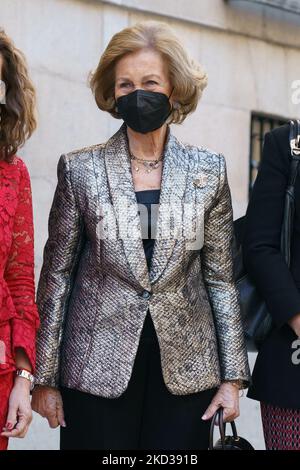 Königin Sofia posiert anlässlich ihrer Ankunft bei der Verleihung der „Ibero-American Patronage Awards 2022“ mit Mitgliedern der Callia Foundation am 22. Februar 2022 in Madrid, Spanien. (Foto von Oscar Gonzalez/NurPhoto) Stockfoto
