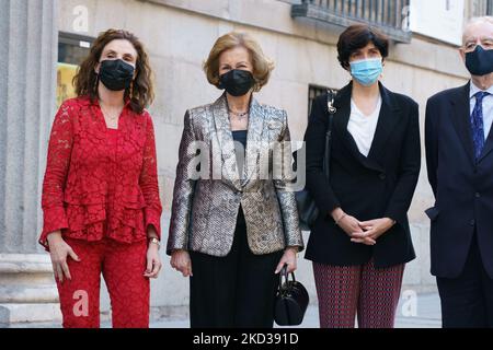 Königin Sofia posiert anlässlich ihrer Ankunft bei der Verleihung der „Ibero-American Patronage Awards 2022“ mit Mitgliedern der Callia Foundation am 22. Februar 2022 in Madrid, Spanien. (Foto von Oscar Gonzalez/NurPhoto) Stockfoto