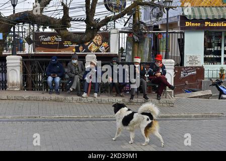 Senioren verbrachten Zeit in der Nähe des Darjeeling Einkaufszentrums, West Bengal, 22. Februar 2022. Darjeeling ist auch als Königin der Hügel bekannt. (Foto von Indranil Aditya/NurPhoto) Stockfoto