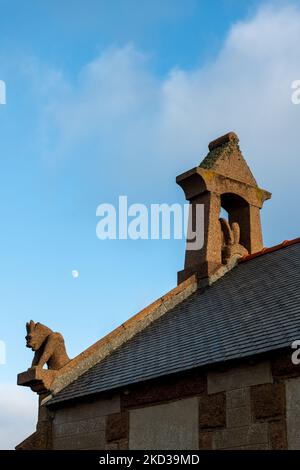 Frankreich, Ploumenach, 2022-01-13. Wasserspeier der Kapelle des Teufels an der rosafarbenen Granitküste in der Bretagne. Foto von Alexander BEE / Hans Lucas. Stockfoto