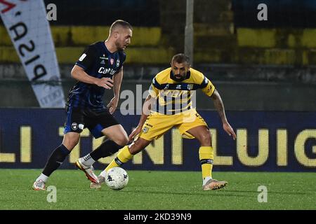 George Puscas (Pisa), behindert von Danilo Larangeira (Parma) während des italienischen Fußballspiel Serie B AC Pisa gegen Parma Calcio am 22. Februar 2022 in der Arena Garibaldi in Pisa, Italien (Foto von Gabriele Masotti/LiveMedia/NurPhoto) Stockfoto