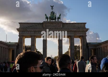 Berlin, Deutschland. 05.. November 2022. Touristen in Berlin am Pariser Platz, vor dem Brandenburger Tor, am 5. November 2022. (Foto: Michael Kuenne/PRESSCOV/Sipa USA) Quelle: SIPA USA/Alamy Live News Stockfoto