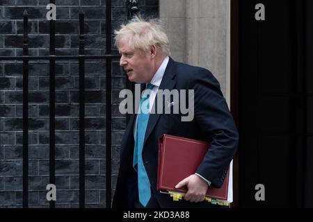 LONDON, VEREINIGTES KÖNIGREICH - 23. FEBRUAR 2022: Der britische Premierminister Boris Johnson verlässt am 23. Februar 2022 in London, England, die Downing Street 10, um die Fragestunde im Unterhaus zu befragen. (Foto von Wiktor Szymanowicz/NurPhoto) Stockfoto