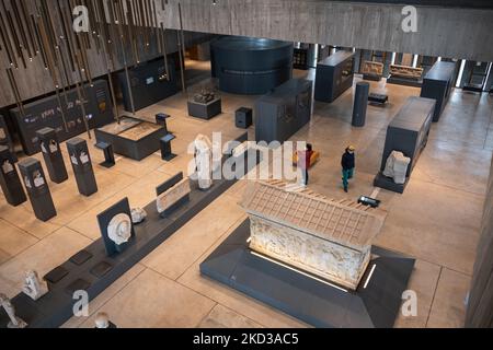 Am 20. Februar 2022 besuchen Touristen das Archäologiemuseum Troja in Canakkale, Türkei. Mit einer neuen Brücke über die Dardanelles-Straße, die kurz vor der Fertigstellung und Einweihung steht, werden die historischen Ruinen der Region und viele Kriegsdenkmäler von Gallipoli neue Besucher, Tourismus- und Handelsrouten in die Region locken. (Foto von Diego Cupolo/NurPhoto) Stockfoto