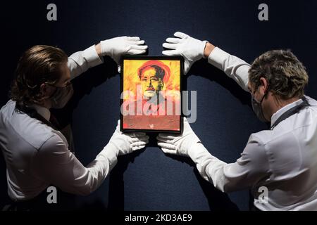 LONDON, GROSSBRITANNIEN - 23. FEBRUAR 2022: Mitarbeiter posieren mit „Mao“ von Andy Warhol (1928-1987), Schätzung: £600.000 - 800.000 während eines Fotoanrufs, um die Höhepunkte des 20./21.. Jahrhunderts zu präsentieren: Der Londoner Abendverkauf und die Kunst des surrealen Abendverkaufs, der am 1.. März im Auktionshaus von Christie am 23. Februar 2022 in London, England, stattfindet. (Foto von Wiktor Szymanowicz/NurPhoto) Stockfoto