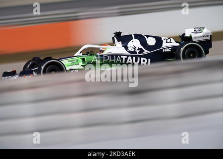 Yuki Tsunoda aus Japan fährt die (22) Scuderia AlphaTauri AT03 Honda während des ersten Tages von F1 Tests auf dem Circuit de Barcelona-Catalunya am 23. Februar 2022 in Barcelona, Spanien. (Foto von Jose Breton/Pics Action/NurPhoto) Stockfoto