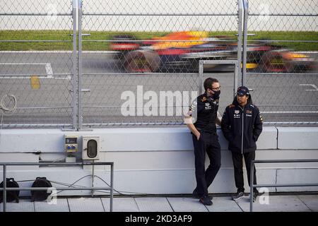 Sergio Perez aus Mexiko auf der Boxengasse und Max Verstappen aus den Niederlanden fahren am 23. Februar 2022 auf dem Circuit de Barcelona-Catalunya in Barcelona, Spanien, den (1) Oracle Red Bull Racing RB18 Honda während des ersten Testtages des Jahres F1. (Foto von Jose Breton/Pics Action/NurPhoto) Stockfoto