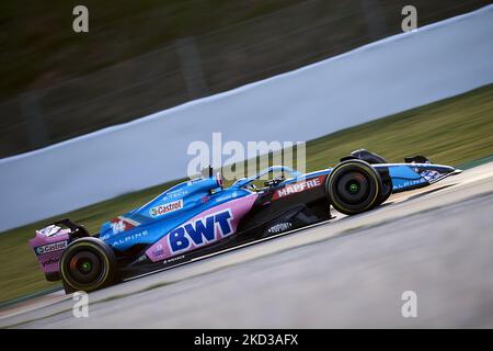 Fernando Alonso aus Spanien fährt den (14) Alpine A522 Renault während des ersten Tages von F1 Tests auf dem Circuit de Barcelona-Catalunya am 23. Februar 2022 in Barcelona, Spanien. (Foto von Jose Breton/Pics Action/NurPhoto) Stockfoto