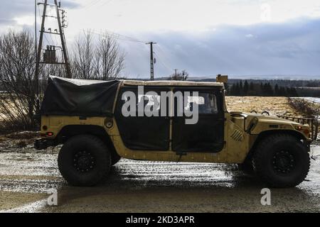 US-Soldaten der Airborne Division 82. in Humvee-Lastwagen werden in der Nähe der temporären Militärbasis für US-Truppen gesehen, die auf dem Flughafen Arlamow eingerichtet wurde. Wola Korzeniecka, Woiwodschaft Podkarpackie, Polen am 23. Februar 2022. US-Truppen sind als Verstärkung für ihre verschiedenen NATO-Verbündeten in Osteuropa, einschließlich Polen, eingetroffen, als die russische Invasion von Ukrain begonnen hat. (Foto von Beata Zawrzel/NurPhoto) Stockfoto