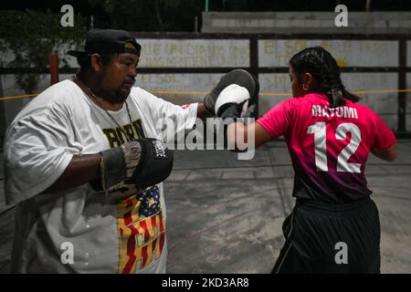 Edwin 'El Torito' Couoh gesehen während eines abendlichen Trainings im Freien in Celestun. Der ehemalige Boxer fördert den Sport als soziale Rettung für junge Menschen in Celestun. Am Montag, den 21. Februar 2022, in Celestun, Yucatan, Mexiko. (Foto von Artur Widak/NurPhoto) Stockfoto