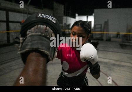 Edwin 'El Torito' Couoh gesehen während eines abendlichen Trainings im Freien in Celestun. Der ehemalige Boxer fördert den Sport als soziale Rettung für junge Menschen in Celestun. Am Montag, den 21. Februar 2022, in Celestun, Yucatan, Mexiko. (Foto von Artur Widak/NurPhoto) Stockfoto