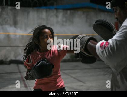 Edwin 'El Torito' Couoh gesehen während eines abendlichen Trainings im Freien in Celestun. Der ehemalige Boxer fördert den Sport als soziale Rettung für junge Menschen in Celestun. Am Montag, den 21. Februar 2022, in Celestun, Yucatan, Mexiko. (Foto von Artur Widak/NurPhoto) Stockfoto