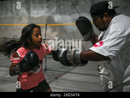 Edwin 'El Torito' Couoh gesehen während eines abendlichen Trainings im Freien in Celestun. Der ehemalige Boxer fördert den Sport als soziale Rettung für junge Menschen in Celestun. Am Montag, den 21. Februar 2022, in Celestun, Yucatan, Mexiko. (Foto von Artur Widak/NurPhoto) Stockfoto