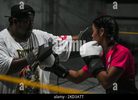 Edwin 'El Torito' Couoh gesehen während eines abendlichen Trainings im Freien in Celestun. Der ehemalige Boxer fördert den Sport als soziale Rettung für junge Menschen in Celestun. Am Montag, den 21. Februar 2022, in Celestun, Yucatan, Mexiko. (Foto von Artur Widak/NurPhoto) Stockfoto