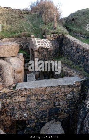 Frankreich, Ploumenach, 2022-01-13. Kleiner Steinschutz an der rosafarbenen Granitküste in der Bretagne. Foto von Alexander BEE / Hans Lucas. Frankreich, Ploumena Stockfoto