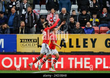 Jack Payne von Charlton Athletic (rechts) feiert mit seinem Teamkollegen Sean Clare, nachdem er während des ersten Spiels im Rahmen des Emirates FA Cup im Londoner Valley das erste Tor seiner Mannschaft erzielt hatte. Bilddatum: Samstag, 5. November 2022. Stockfoto