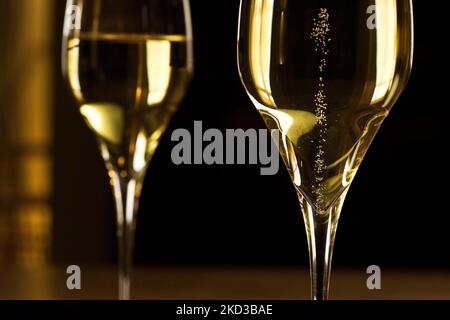 Zwei Champagner-Gläser vor dunklem Hintergrund Stockfoto