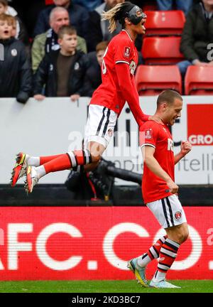 Jack Payne von Charlton Athletic (rechts) feiert mit seinem Teamkollegen Sean Clare, nachdem er während des ersten Spiels im Rahmen des Emirates FA Cup im Londoner Valley das erste Tor seiner Mannschaft erzielt hatte. Bilddatum: Samstag, 5. November 2022. Stockfoto