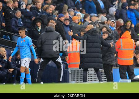 Manchester, Großbritannien. 05.. November 2022. PEP Guardiola der Manager von Manchester City hat Worte mit Joao Cancelo #7 von Manchester City, der während des Premier League-Spiels Manchester City gegen Fulham im Etihad Stadium, Manchester, Großbritannien, 5.. November 2022 (Foto by Conor Molloy/News Images) in Manchester, Großbritannien am 11/5/2022 abgeschickt wird. (Foto von Conor Molloy/News Images/Sipa USA) Quelle: SIPA USA/Alamy Live News Stockfoto