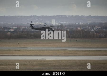 Sikorsky UH-60 Black Hawk wurde am 24. Februar 2022 im Zusammenhang mit der Ukraine-Krise in der Nähe von Przemysl an die polnisch-ukrainische Grenze geschickt. (Foto von Maciej Luczniewski/NurPhoto) Stockfoto