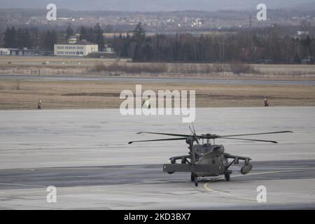 Sikorsky UH-60 Black Hawk wurde am 24. Februar 2022 im Zusammenhang mit der Ukraine-Krise in der Nähe von Przemysl an die polnisch-ukrainische Grenze geschickt. (Foto von Maciej Luczniewski/NurPhoto) Stockfoto