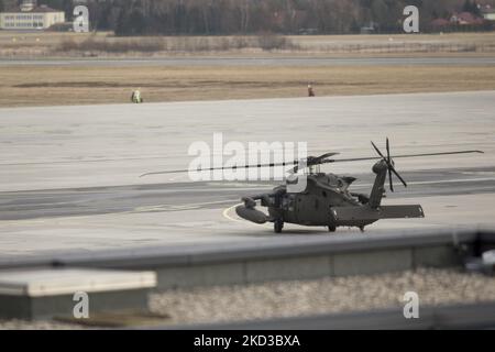 Sikorsky UH-60 Black Hawk wurde am 24. Februar 2022 im Zusammenhang mit der Ukraine-Krise in der Nähe von Przemysl an die polnisch-ukrainische Grenze geschickt. (Foto von Maciej Luczniewski/NurPhoto) Stockfoto