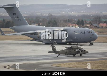 Sikorsky UH-60 Black Hawk wurde am 24. Februar 2022 im Zusammenhang mit der Ukraine-Krise in der Nähe von Przemysl an die polnisch-ukrainische Grenze geschickt. (Foto von Maciej Luczniewski/NurPhoto) Stockfoto