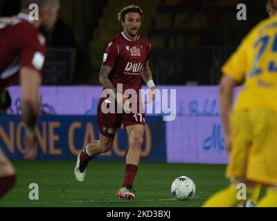 Di Chiara Gianluca Reggina trägt den Ball beim italienischen Fußballspiel der Serie B Frosinone gegen Reggina am 23. Februar 2022 im Benito Stirpe Stadion in Frosinone, Italien (Foto: Valentina Giannettoni/LiveMedia/NurPhoto) Stockfoto