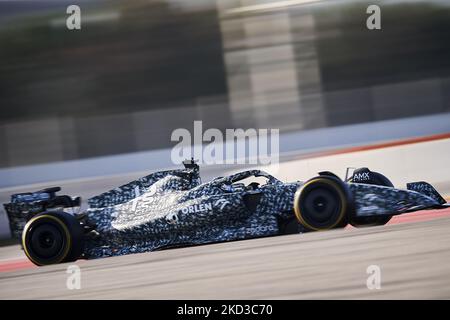 Valtteri Bottas aus Finnland fährt den (77) Alfa Romeo F1 C42 Ferrari während des zweiten Tages von F1 Tests auf dem Circuit de Barcelona-Catalunya am 24. Februar 2022 in Barcelona, Spanien. (Foto von Jose Breton/Pics Action/NurPhoto) Stockfoto