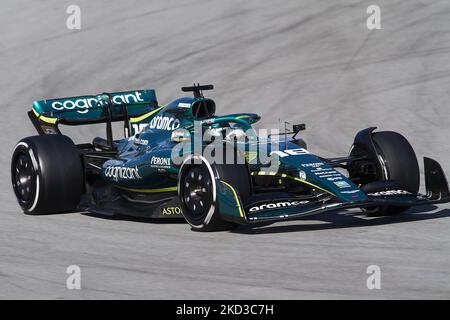 Lance Stroll of Canada driving the (18) Aston Martin AMR22 Mercedes during Day Two of F1 Testing at Circuit de Barcelona-Catalunya on February 24, 2022 in Barcelona, Spain. (Foto von Jose Breton/Pics Action/NurPhoto) Stockfoto