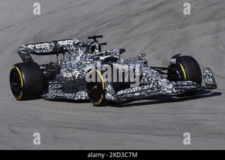 Valtteri Bottas aus Finnland fährt den (77) Alfa Romeo F1 C42 Ferrari während des zweiten Tages von F1 Tests auf dem Circuit de Barcelona-Catalunya am 24. Februar 2022 in Barcelona, Spanien. (Foto von Jose Breton/Pics Action/NurPhoto) Stockfoto