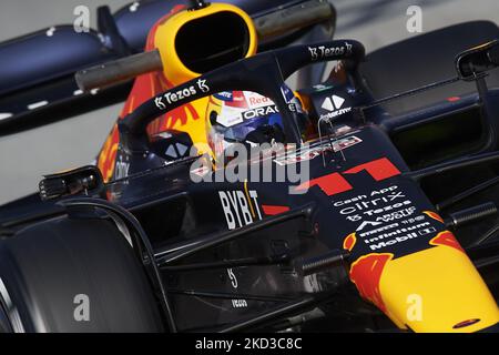 Sergio Perez aus Mexiko fährt den (11) Oracle Red Bull Racing RB18 Honda während des zweiten Testtages des Jahres F1 auf dem Circuit de Barcelona-Catalunya am 24. Februar 2022 in Barcelona, Spanien. (Foto von Jose Breton/Pics Action/NurPhoto) Stockfoto