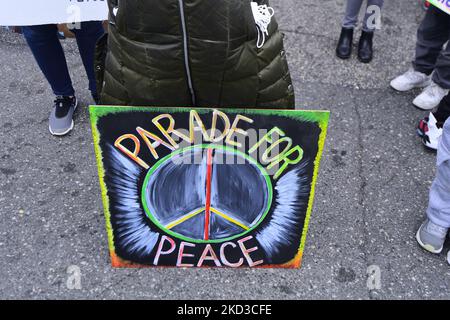 Schüler lokaler Schulen nehmen am 24. Februar 2022 an einem Aufruf zum Frieden Teil, um gegen die anhaltende Gewalt zu protestieren und eine sicherere Welt zu fordern. (Foto von Bastiaan Slabbers/NurPhoto) Stockfoto