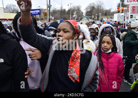 Schüler lokaler Schulen nehmen am 24. Februar 2022 an einem Aufruf zum Frieden Teil, um gegen die anhaltende Gewalt zu protestieren und eine sicherere Welt zu fordern. (Foto von Bastiaan Slabbers/NurPhoto) Stockfoto