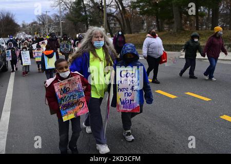 Schüler lokaler Schulen nehmen am 24. Februar 2022 an einem Aufruf zum Frieden Teil, um gegen die anhaltende Gewalt zu protestieren und eine sicherere Welt zu fordern. (Foto von Bastiaan Slabbers/NurPhoto) Stockfoto