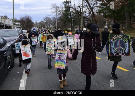 Schüler lokaler Schulen nehmen am 24. Februar 2022 an einem Aufruf zum Frieden Teil, um gegen die anhaltende Gewalt zu protestieren und eine sicherere Welt zu fordern. (Foto von Bastiaan Slabbers/NurPhoto) Stockfoto