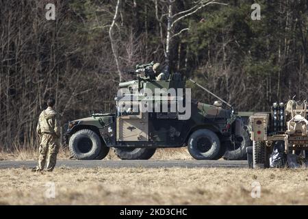 Im Zusammenhang mit der Krise in der Ukraine in der Nähe von arlamow am 24. Februar 2022 wurden amerikanische Soldaten an die polnisch-ukrainische Grenze geschickt. (Foto von Maciej Luczniewski/NurPhoto) Stockfoto