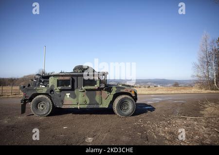 Im Zusammenhang mit der Krise in der Ukraine in der Nähe von arlamow am 24. Februar 2022 wurden amerikanische Soldaten an die polnisch-ukrainische Grenze geschickt. (Foto von Maciej Luczniewski/NurPhoto) Stockfoto