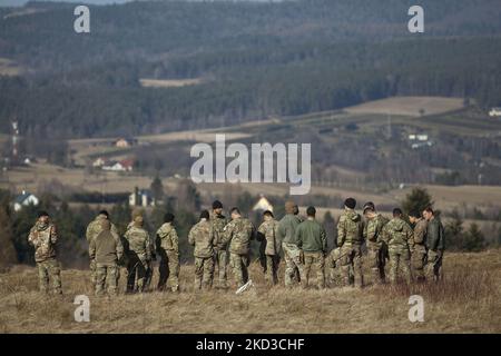 Im Zusammenhang mit der Krise in der Ukraine in der Nähe von arlamow am 24. Februar 2022 wurden amerikanische Soldaten an die polnisch-ukrainische Grenze geschickt. (Foto von Maciej Luczniewski/NurPhoto) Stockfoto