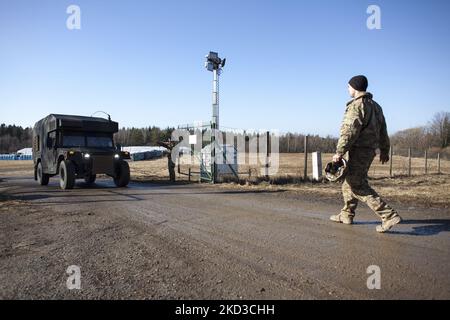 Im Zusammenhang mit der Krise in der Ukraine in der Nähe von arlamow am 24. Februar 2022 wurden amerikanische Soldaten an die polnisch-ukrainische Grenze geschickt. (Foto von Maciej Luczniewski/NurPhoto) Stockfoto