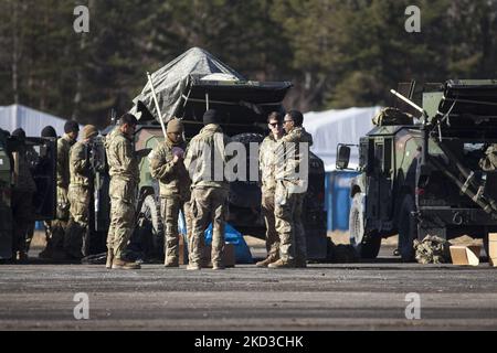 Im Zusammenhang mit der Krise in der Ukraine in der Nähe von arlamow am 24. Februar 2022 wurden amerikanische Soldaten an die polnisch-ukrainische Grenze geschickt. (Foto von Maciej Luczniewski/NurPhoto) Stockfoto