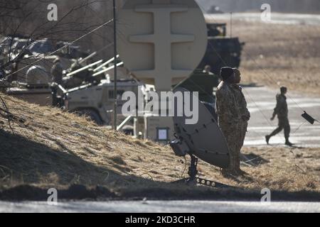 Amerikanische Soldaten, die im Zusammenhang mit der Ukraine-Krise an die polnisch-ukrainische Grenze geschickt wurden, stehen am 24. Februar 2022 in der Nähe von Radar bei arlamow. (Foto von Maciej Luczniewski/NurPhoto) Stockfoto