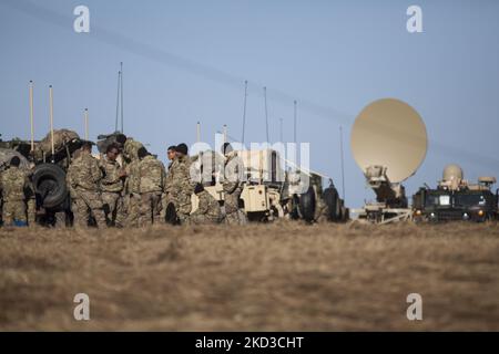 Amerikanische Soldaten, die im Zusammenhang mit der Ukraine-Krise an die polnisch-ukrainische Grenze geschickt wurden, stehen am 24. Februar 2022 in der Nähe von Radar bei arlamow. (Foto von Maciej Luczniewski/NurPhoto) Stockfoto