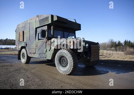 Im Zusammenhang mit der Krise in der Ukraine in der Nähe von arlamow am 24. Februar 2022 wurden amerikanische Soldaten an die polnisch-ukrainische Grenze geschickt. (Foto von Maciej Luczniewski/NurPhoto) Stockfoto