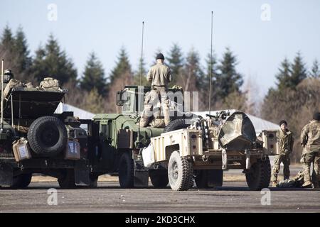 Im Zusammenhang mit der Krise in der Ukraine in der Nähe von arlamow am 24. Februar 2022 wurden amerikanische Soldaten an die polnisch-ukrainische Grenze geschickt. (Foto von Maciej Luczniewski/NurPhoto) Stockfoto