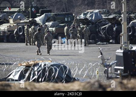 Im Zusammenhang mit der Krise in der Ukraine in der Nähe von arlamow am 24. Februar 2022 wurden amerikanische Soldaten an die polnisch-ukrainische Grenze geschickt. (Foto von Maciej Luczniewski/NurPhoto) Stockfoto