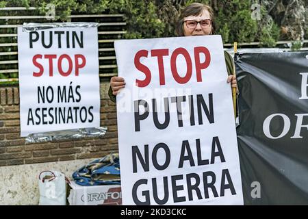 Vor der russischen Botschaft in Madrid hält eine Frau ein Transparent, auf dem sie Putin keinen Krieg sagt, nachdem Russland in der Ukraine in großem Umfang einmarschiert ist. (Foto von Celestino Arce/NurPhoto) Stockfoto